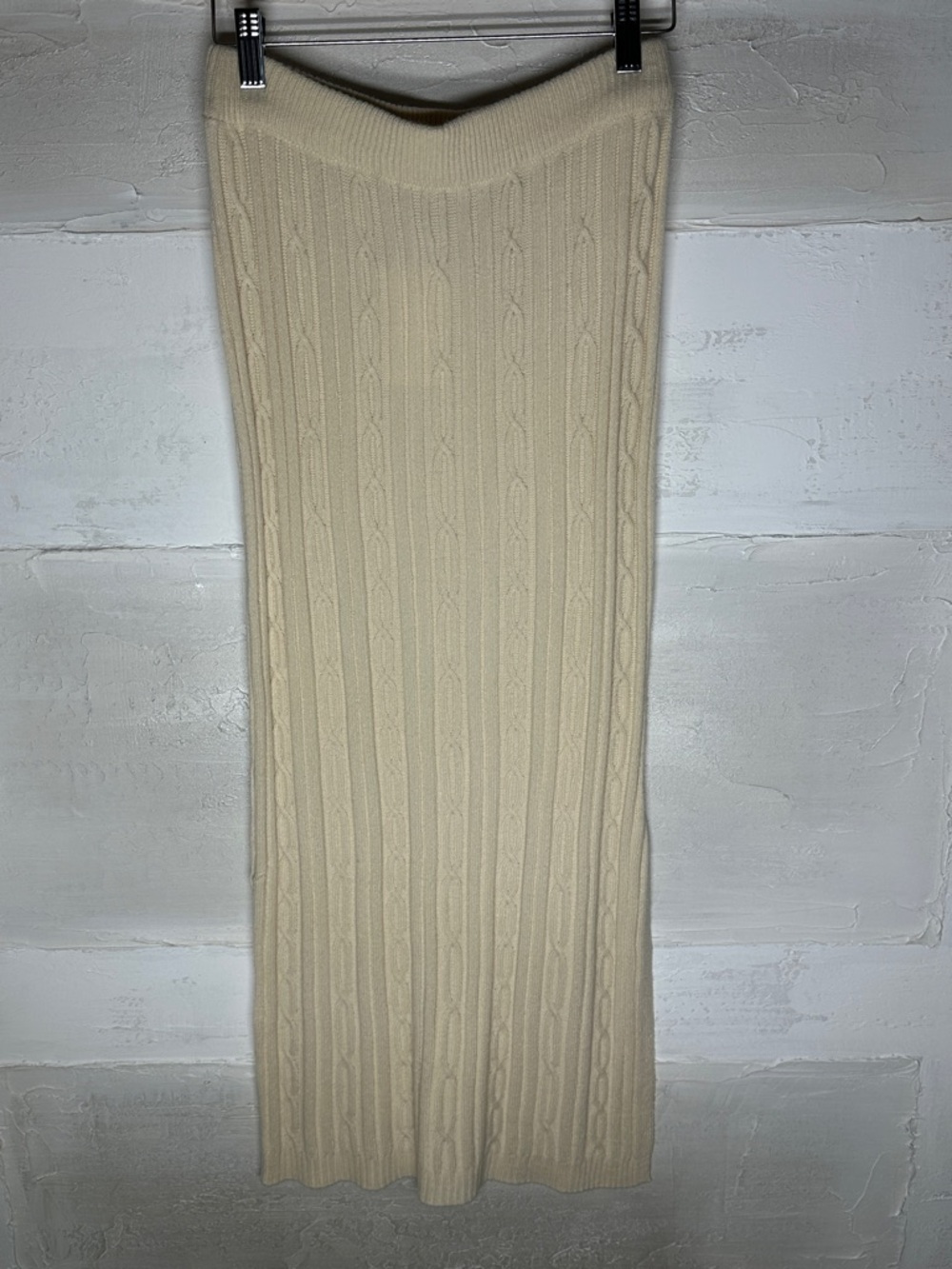 New with tags. Skies are Blue ivory cream cable knit skirt w side slit